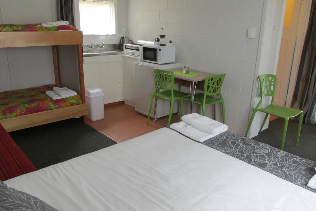 מוטואקה Fernwood Holiday Park חדר תמונה