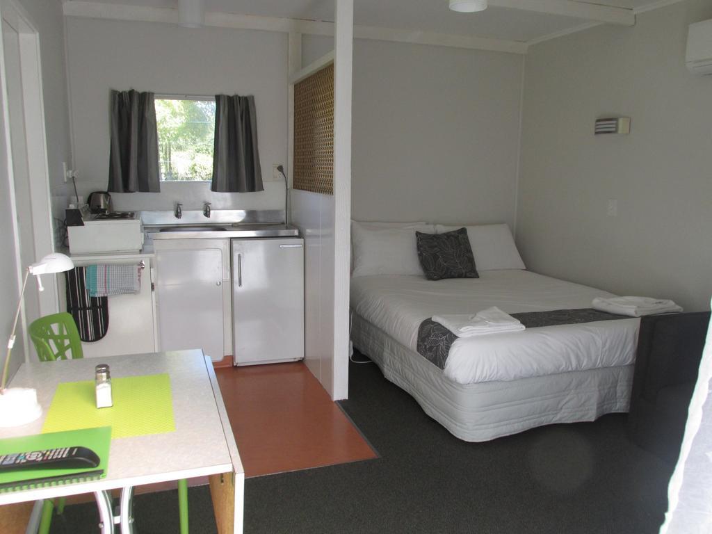 מוטואקה Fernwood Holiday Park חדר תמונה